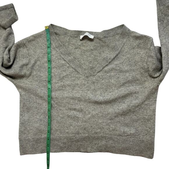 EVERLANE The Cashmere Crop V-Neck in Light Gray Size Medium Womens Long Sleeve - Picture 7 of 11